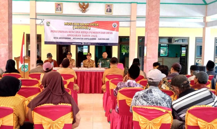 Babinsa Ampelgading Hadiri Musdes