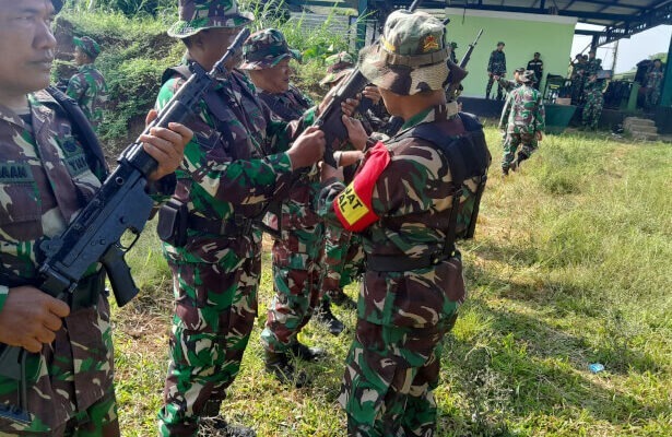 Pemeriksaan senjata dalam Latbakjatri oleh prajurit Kodim 0818/Malang-Batu