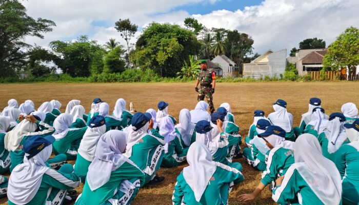 Serda Sudarno dari Koramil Pakisaji memberikan materi disiplin kepada siswa SMP Budi Mulya saat latihan baris berbaris.