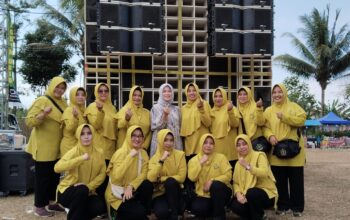 Persit Koramil Pagelaran dan masyarakat berolahraga bersama di Lapangan Desa Pagelaran dengan semangat kebersamaan.