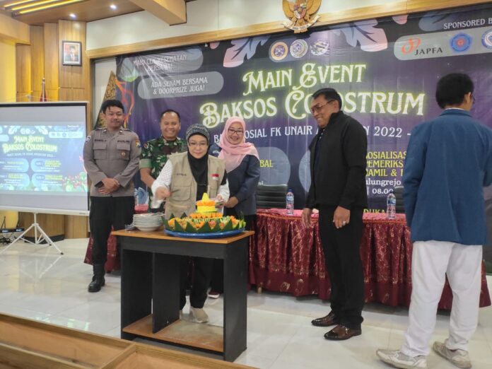 Babinsa sumberbrantas Bumiaji potong tumpeng pada acara pembukaan baksos fakultas unair