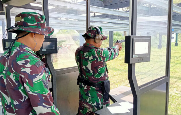 Kegiatan menembak pistol dalam menembak oleh prajurit Kodim 0818/Malang-Batu.