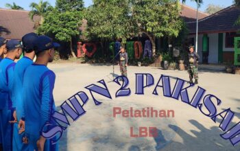 Pelatihan LBB oleh Koramil Pakisaji di SMPN 2 Pakisaji, siswa berbaris dengan disiplin.