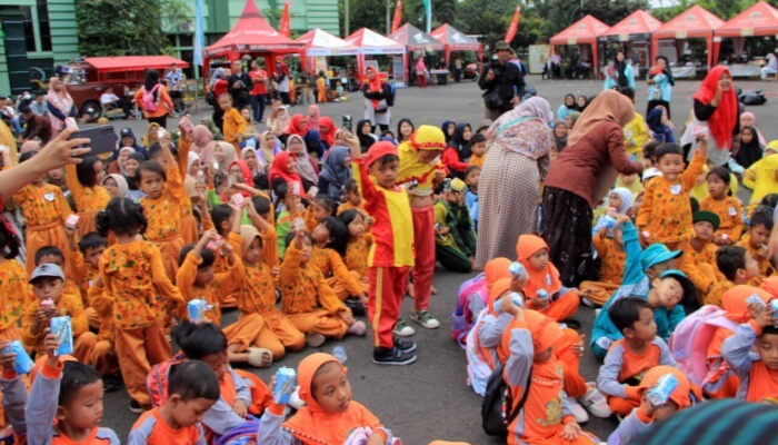 Festival Malang Rasa Klasik minum susu gratis anak-anak