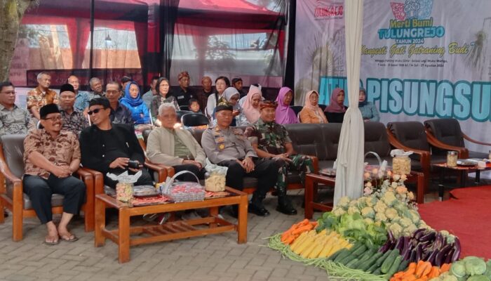 Acara ini dihadiri oleh berbagai tokoh penting, termasuk Camat Bumiaji yang diwakili oleh Kasi Kesra Bapak Cahyono, Danramil Bumiaji yang diwakili oleh Batituud Koramil Bumiaji Pelda Abdul Kadir, Kapolsek Bumiaji AKP G. Windu Hadi, S. Sos, serta Kades Tulungrejo Bapak Suliono