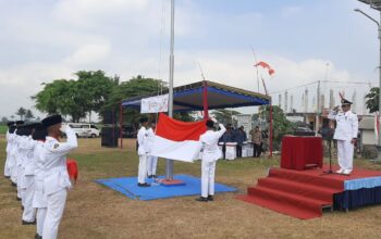Upacara bendera HUT RI ke-79 di Kecamatan Ngajum dengan pengibaran bendera merah putih oleh Paskibraka dan partisipasi masyarakat