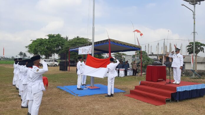 Upacara bendera HUT RI ke-79 di Kecamatan Ngajum dengan pengibaran bendera merah putih oleh Paskibraka dan partisipasi masyarakat