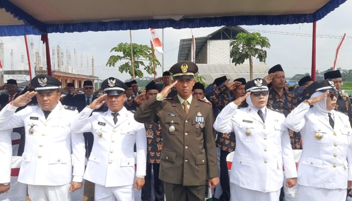 Pose Danramil bersama perangkat desa se-Kecamatan Ngajum setelah upacara HUT RI ke-79, menunjukkan kebersamaan dan dukungan dalam perayaan kemerdekaan.