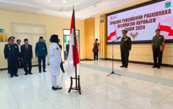 Danramil Kepanjen Kapten Kav Sugianto memimpin upacara pengukuhan Paskibraka Kecamatan Kepanjen di Aula SMKN 1 Kepanjen