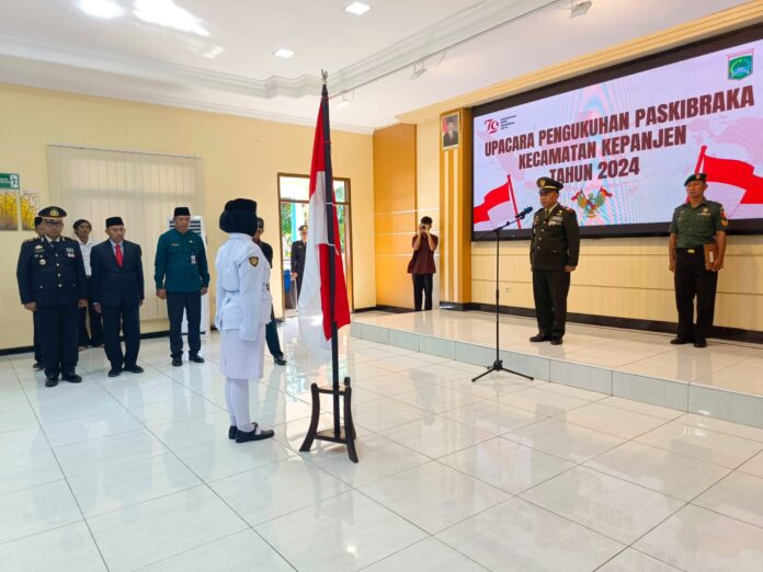 Danramil Kepanjen Kapten Kav Sugianto memimpin upacara pengukuhan Paskibraka Kecamatan Kepanjen di Aula SMKN 1 Kepanjen