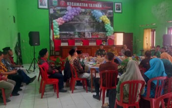 Rakor PHBN Kecamatan Tajinan: Pejabat dan tokoh masyarakat berdiskusi persiapan HUT RI ke-79
