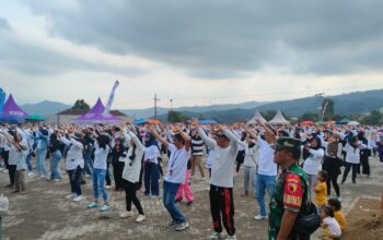 Warga Desa Sumbergondo mengikuti Senam Horeg dalam sosialisasi Pilkada Serentak 2024 di Lapangan Rest Area