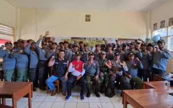 Pelatihan linmas di Desa Karangpandan dengan Babinsa Serda Sudarno dan Bhabinkamtibmas Aipda Dodik memberikan arahan kepada 30 anggota linmas, dihadiri Kepala Desa dan pejabat kecamatan."