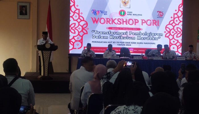 Bupati Malang, Bapak Drs. H.M. Sanusi, M.M., sedang memberikan pidato di depan para peserta workshop, menekankan pentingnya transformasi pembelajaran dalam implementasi Kurikulum Merdeka."