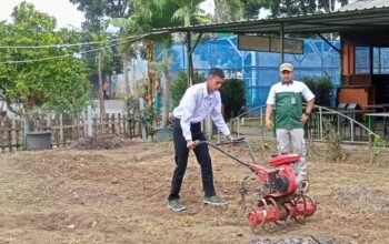 Peserta Caba PK TNI AD mengoperasikan traktor dalam uji praktek keahlian pertanian di SMKN 02 Batu.