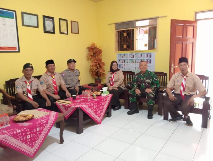 Foto bersama sebelum upacara Hari Pramuka ke-63 di Pakisaji, Malang, dihadiri oleh Danramil, Camat, Polsek, kepala sekolah, dan pembina Pramuka.