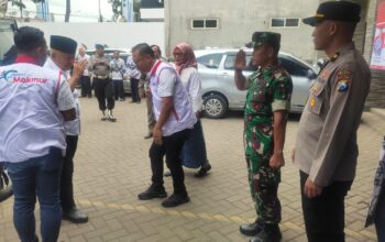 Danramil Pakisaji menyambut kedatangan Bupati Malang dengan hangat sebelum memulai acara resmi di Pakisaji."