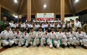 Forkopincam Kecamatan Pakisaji berfoto bersama anggota Paskibraka setelah upacara pengukuhan di Pendopo.