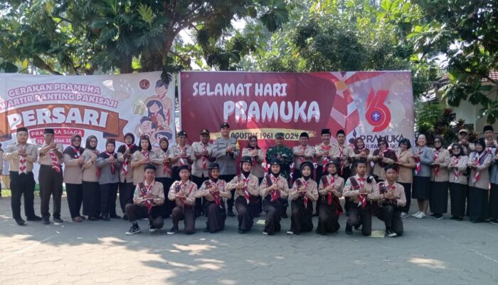 : Foto bersama setelah upacara Hari Pramuka ke-63 di Pakisaji, Malang, dihadiri oleh Danramil, Camat, Polsek, kepala sekolah, dan pembina Pramuka.