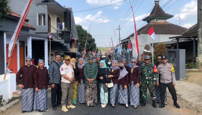 Foto bersama pemerintah Desa Permanu dengan perangkat desa dan warga