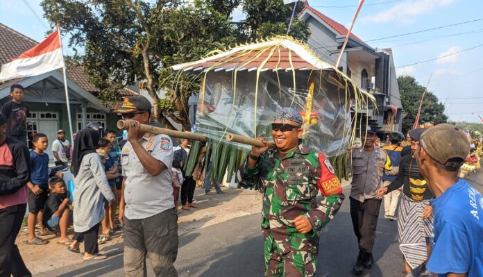 Tiga Pilar Desa Permanu mengikuti Kirab Jolen, bersama warga dalam tradisi bersih dusun.