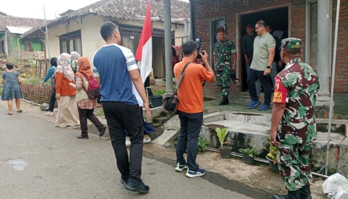 Pj Walikota Batu, Bpk. Aries Agung Paewai, melakukan kunjungan ke Kecamatan Bumiaji pada 09 Agustus 2024, untuk memberikan bantuan kepada balita stunting dan keluarga pra sejahtera. Beliau juga memberikan edukasi mengenai pentingnya kesehatan dan gizi anak