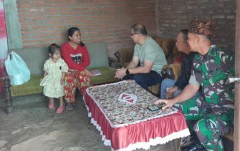 Pj Walikota Batu memberikan bantuan kepada balita stunting di Kecamatan Bumiaji.