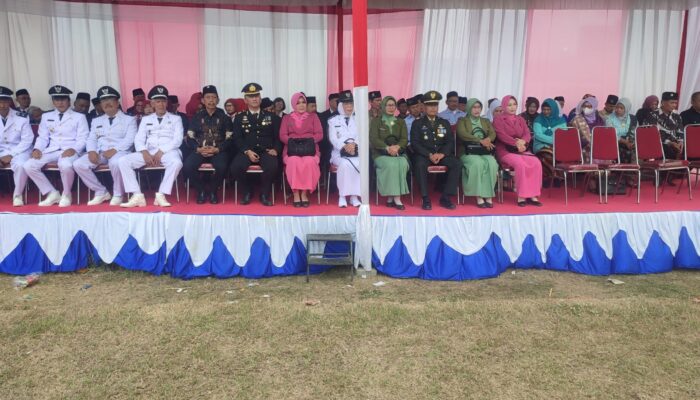 Peserta upacara pengibaran bendera HUT RI ke-79 di Pakisaji, Malang, dengan tema "Nusantara Baru Indonesia Maju."