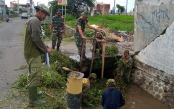 Sertu Deni Ajak Warga Landung Sari Bersihkan Irigasi Sungai
