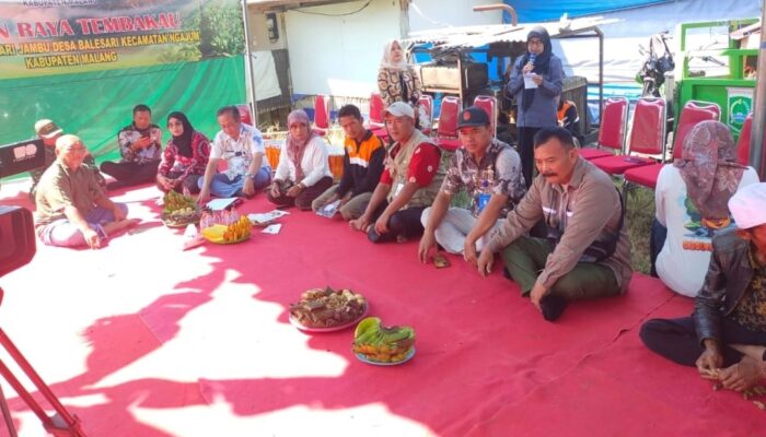 Bapak Aviccena MS, Kadis DTPHP Kabupaten Malang, berdiri bersama pejabat perangkat Desa Balesari dan Babinsa Desa Balesari dan Dinas kecamatan Ngajum saat acara panen raya tembakau kasturi