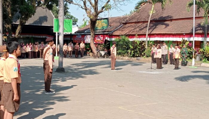 Pelaksanaan upacara Hari Pramuka ke-63 di Pakisaji, Malang, dengan peserta upacara yang khidmat mengikuti prosesi.