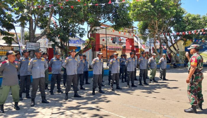 "Anggota linmas Desa Karangpandan sedang mengikuti pelatihan yang dipimpin oleh Babinsa Serda Sudarno dan Bhabinkamtibmas Aipda Dodik, dengan Kepala Desa dan pejabat kecamatan turut hadir, serta pembagian seragam linmas baru."






