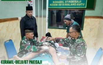 Anak-anak disabilitas tersenyum ceria saat mengikuti kegiatan khitan gratis di Yayasan Kartika Mutiara, dengan Danramil Pakisaji, Kapten Wakit Tohari, S.Ak, mendampingi mereka.