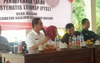 Camat Ngajum, Bapak Akhmad Taufiq Juniarto, memberikan sambutan pada acara penyerahan sertifikat PTSL di Desa Balesari