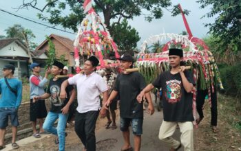 Rombongan pawai tumpeng di Desa Karangsuko bergerak menuju Punden Desa dengan semangat kebersamaan