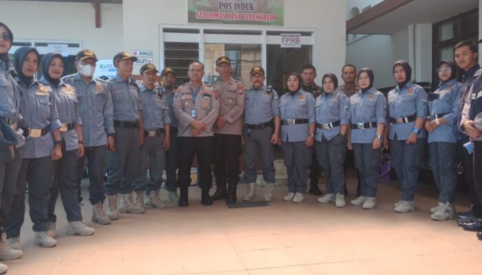 Suasana perayaan kemenangan Desa Tulungrejo dalam Lomba Bumi Agriraya Tingkat Provinsi Jawa Timur, yang dihadiri oleh Kades Suliono, Babinsa Serma Sanyoto, dan Bhabinkamtibmas Bripka M Taufik.