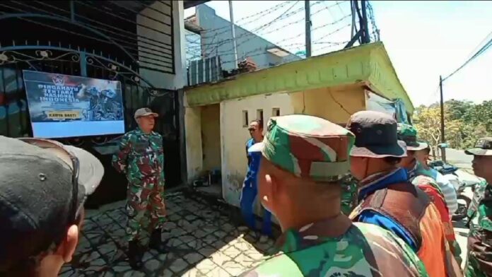 Kegiatan karya bakti HUT TNI ke 79 di Desa Ngabab, Pujon, dengan TNI dan masyarakat bekerja sama