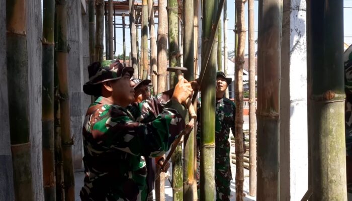 TNI dan masyarakat Dusun Sendang bekerja sama dalam kegiatan karya bakti menyambut HUT RI ke-79 di Masjid Ar Rohman.