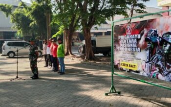 Anggota Koramil Kepanjen dan Muspika Kecamatan Kepanjen melaksanakan Karya Bakti di Pasar Sumedang peringati HUT TNI ke-79