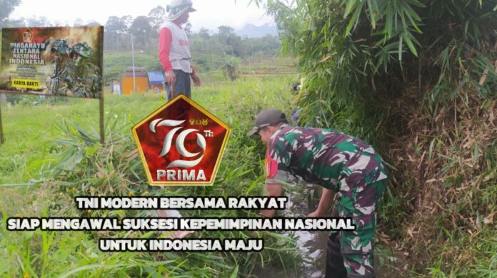 Anggota Koramil Ngantang dan warga bersama-sama membersihkan saluran air di Dusun Kenteng, Desa Ngantru, dalam rangka memperingati HUT TNI ke-79.