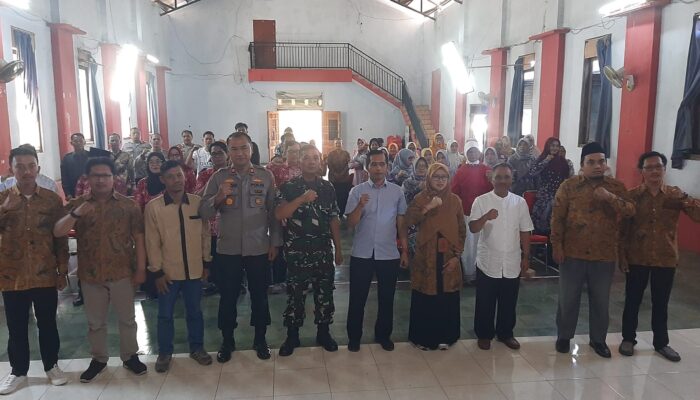 Foto bersama seluruh instansi pemerintahan Ngajum dalam rapat sosialisasi Pilkada 2024.