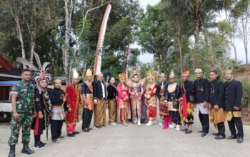 Pose kelompok yang terdiri dari Babinsa, Bhabinkamtibmas, Kepala Desa Babadan, dan staf desa Babadan di acara Karnaval HUT RI ke-79, mengenakan pakaian seragam resmi