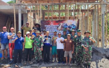 Foto bersama anggota Koramil 07/Pakisaji dan warga Dusun Karangtengah setelah melaksanakan giat karya bakti membangun musholla.