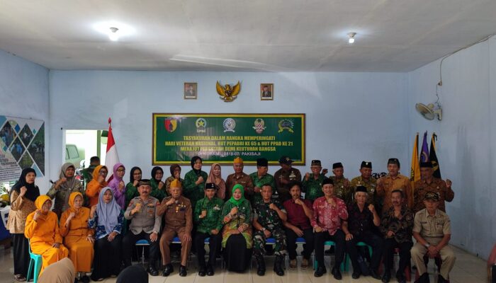 "Forkopimcam Pakisaji berfoto bersama para veteran dalam acara tasyakuran Hari Veteran Nasional di Makoramil 07 Pakisaji, Kabupaten Malang