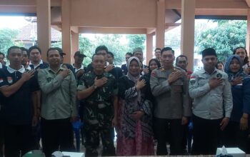 Forkopimcam usai menghadiri rapat pleno pilkada, berdiri bersama di depan ruang rapat.