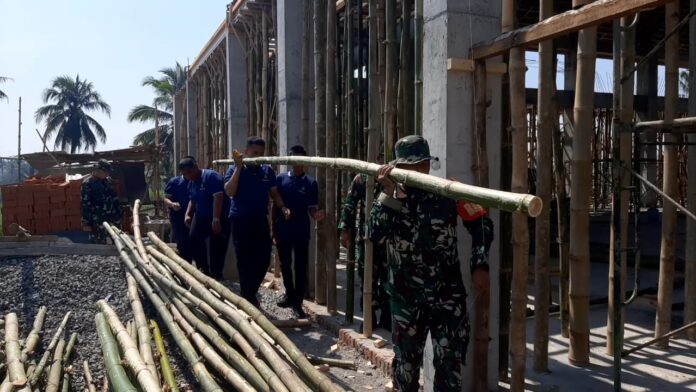 Kegiatan karya bakti TNI dan masyarakat Dusun Sendang dalam rangka menyambut HUT RI ke-79 di Masjid Ar Rohman