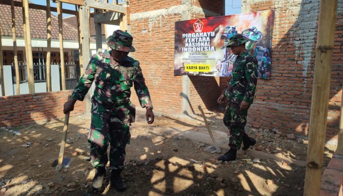  Anggota Koramil 07/Pakisaji bergotong royong membangun musholla bersama warga di Dusun Karangtengah. dalam rangka memperingati HUT TNI KE 79