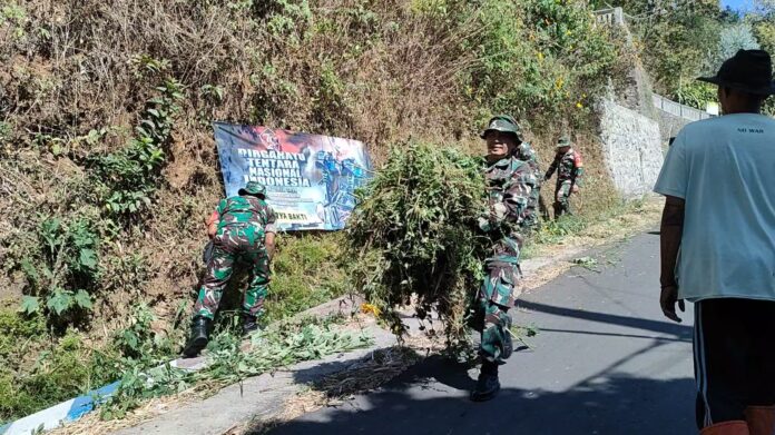 Kerja bakti Koramil Bumiaji dalam rangka HUT TNI ke-79 di Kecamatan Bumiaji.