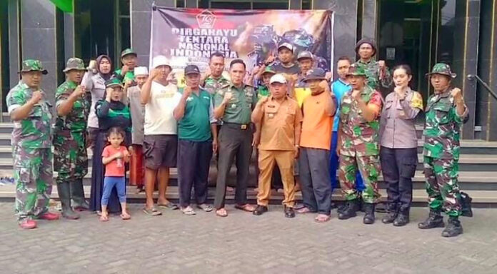 Karya Bakti TNI HUT ke-79: Peserta berfoto bersama di Masjid Al Hidayah Desa Saptorenggo