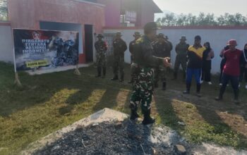 Anggota Koramil 0818-23/Jabung dan masyarakat melakukan pembersihan saluran drainase di Dusun Boro, Desa Jabung, dalam rangka HUT TNI ke-79 tahun 2024